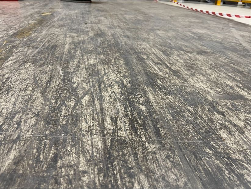 Előtte – kopott, poroló felület